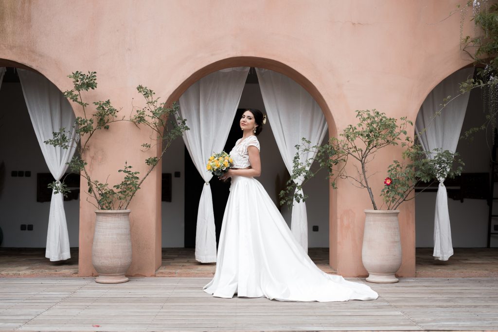 Mariée en shooting photo avec robe qui vole et son bouquet. budget pour un mariage