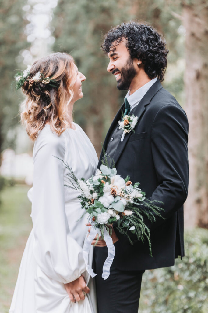 Couple de mariés en extérieur pour leur séance photo. Mariage d'hiver